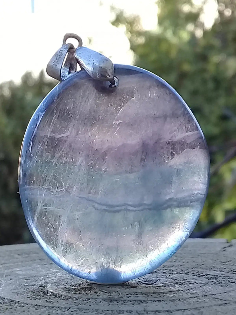 Load image into Gallery viewer, Fluorite violette verte et claire de France pendentif Grade A++++ Fourni avec cordon Fluorite violette verte et claire de France pendentif
