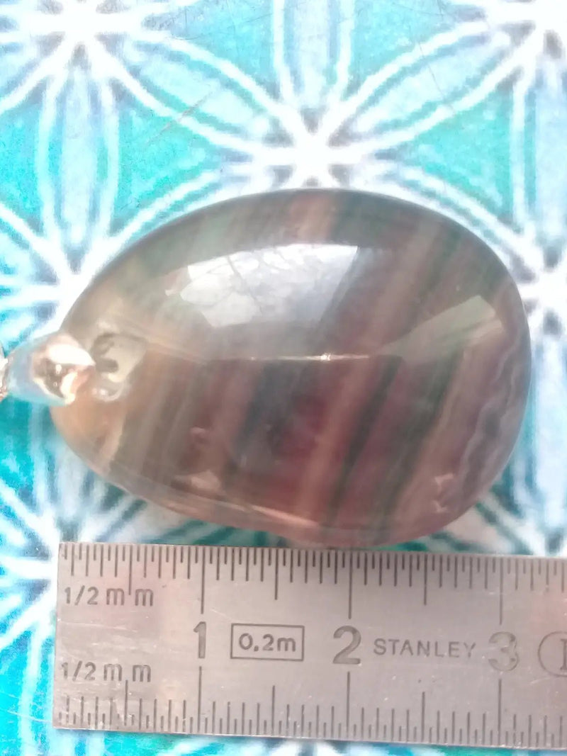 Chargez l'image dans la visionneuse de la galerie, Fluorite violette verte et claire de France pendentif Grade A++++ Fourni avec cordon Fluorite violette verte et claire de France pendentif
