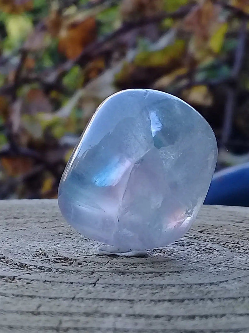 Load image into Gallery viewer, Fluorite violette verte et claire de France pierre roulée Grade A++++ Fluorite violette verte et claire de France pierre roulée
