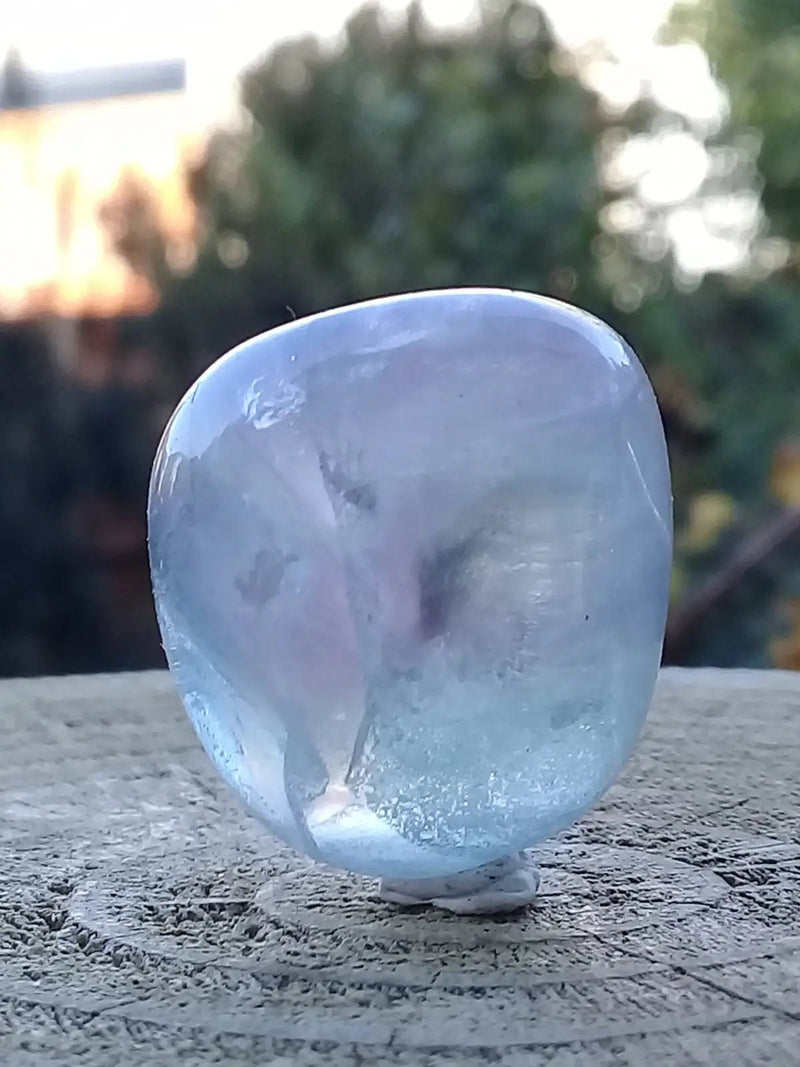 Load image into Gallery viewer, Fluorite violette verte et claire de France pierre roulée Grade A++++ Fluorite violette verte et claire de France pierre roulée
