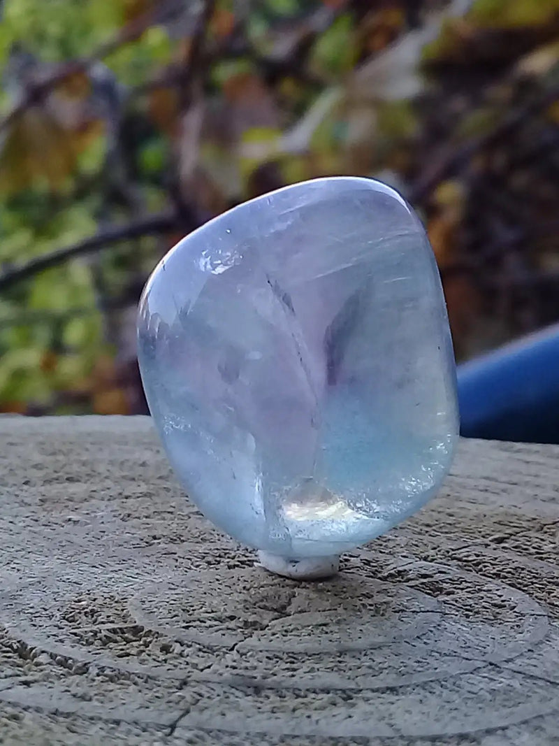 Load image into Gallery viewer, Fluorite violette verte et claire de France pierre roulée Grade A++++ Fluorite violette verte et claire de France pierre roulée
