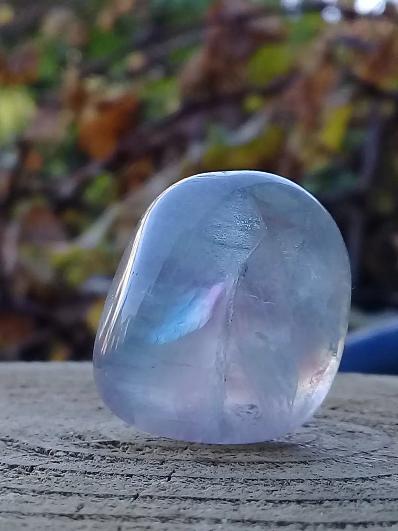 Load image into Gallery viewer, Fluorite violette verte et claire de France pierre roulée Grade A++++ Fluorite violette verte et claire de France pierre roulée
