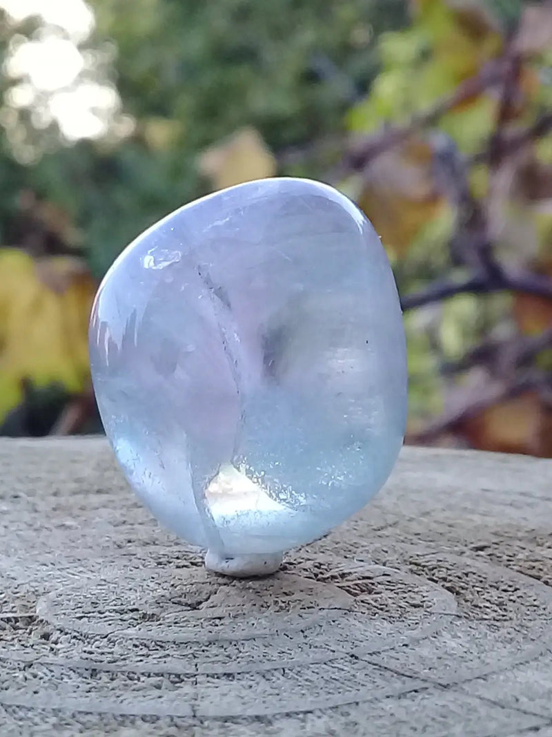 Load image into Gallery viewer, Fluorite violette verte et claire de France pierre roulée Grade A++++ Fluorite violette verte et claire de France pierre roulée
