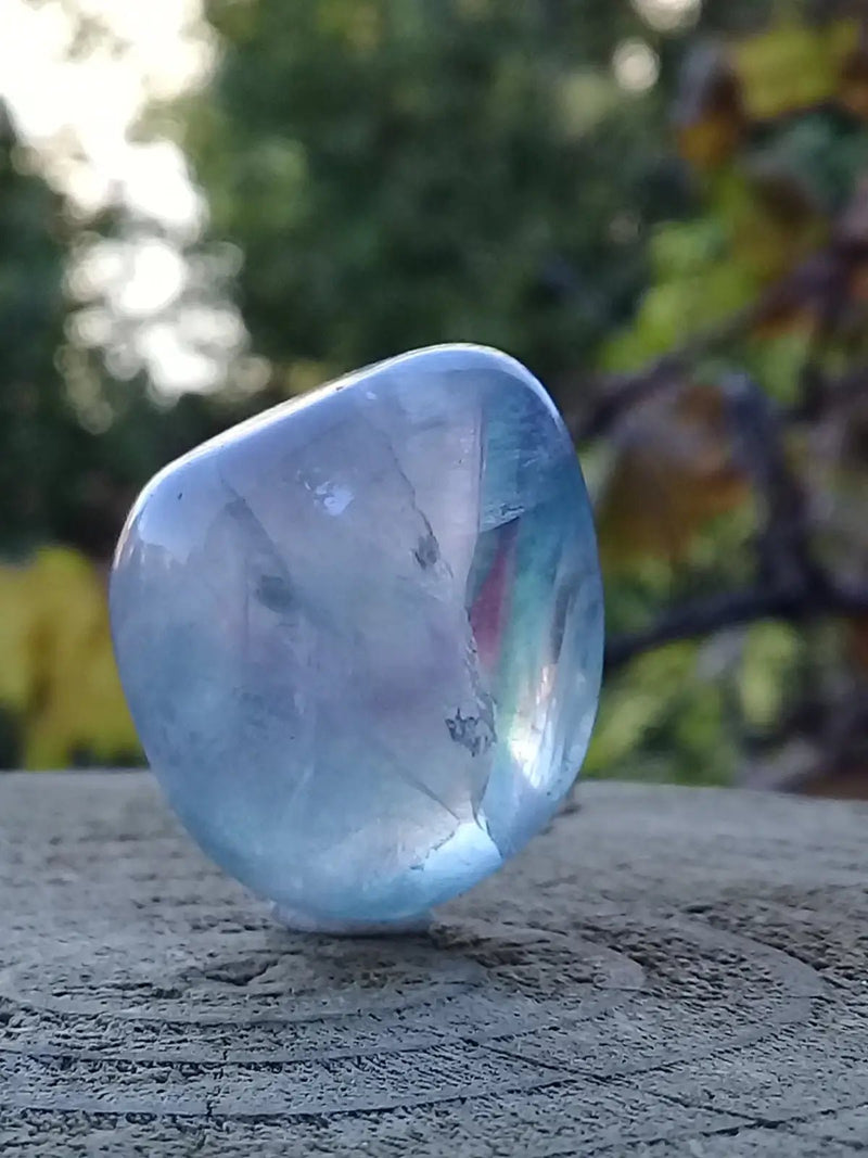 Load image into Gallery viewer, Fluorite violette verte et claire de France pierre roulée Grade A++++ Fluorite violette verte et claire de France pierre roulée
