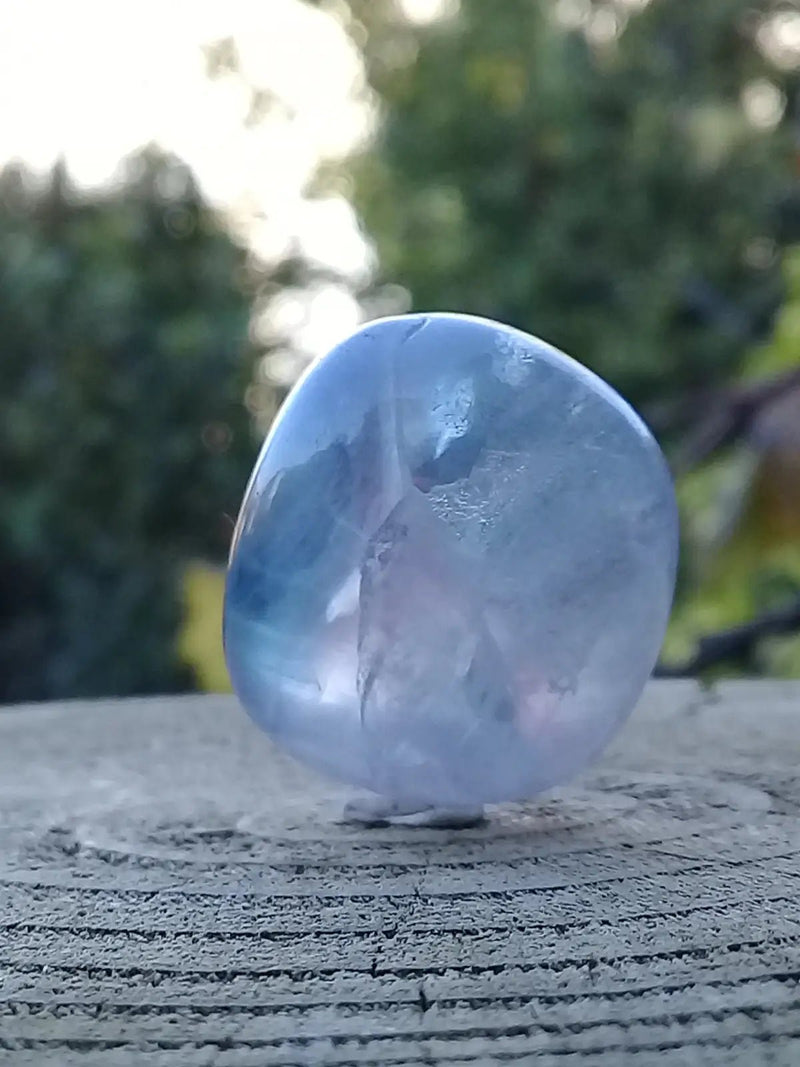 Load image into Gallery viewer, Fluorite violette verte et claire de France pierre roulée Grade A++++ Fluorite violette verte et claire de France pierre roulée
