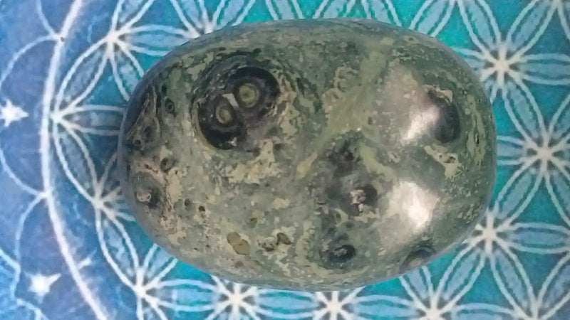 Load image into Gallery viewer, Galet Jaspe vert de Kambaba Grade A ++++ Galet Jaspe vert de Kambaba
