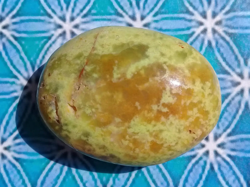 Chargez l&#39;image dans la visionneuse de la galerie, Galet Opale verte des Andes Grade A ++++ Galet Opale verte des Andes
