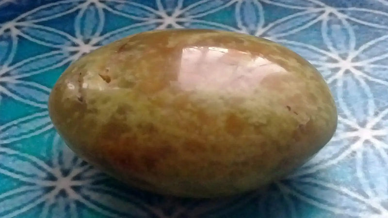 Chargez l&#39;image dans la visionneuse de la galerie, Galet Opale verte des Andes Grade A ++++ Galet Opale verte des Andes
