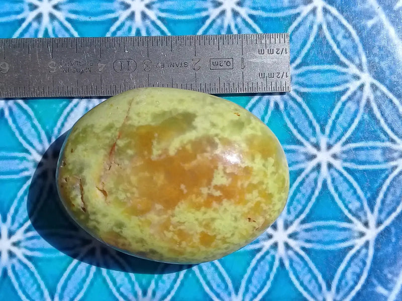 Chargez l&#39;image dans la visionneuse de la galerie, Galet Opale verte des Andes Grade A ++++ Galet Opale verte des Andes
