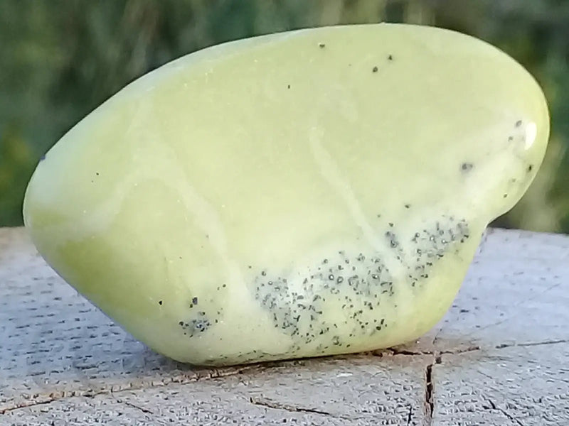 Load image into Gallery viewer, Healerite Serpentine pierre roulée Grade A+++ (Très rare) Healerite Serpentine pierre roulée
