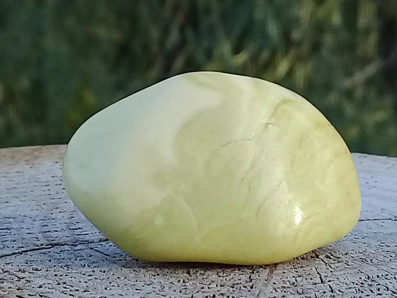 Load image into Gallery viewer, Healerite Serpentine pierre roulée Grade A+++ (Très rare) Healerite Serpentine pierre roulée
