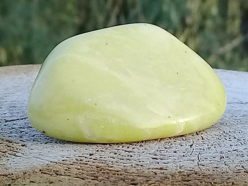 Load image into Gallery viewer, Healerite Serpentine pierre roulée Grade A+++ (Très rare) Healerite Serpentine pierre roulée
