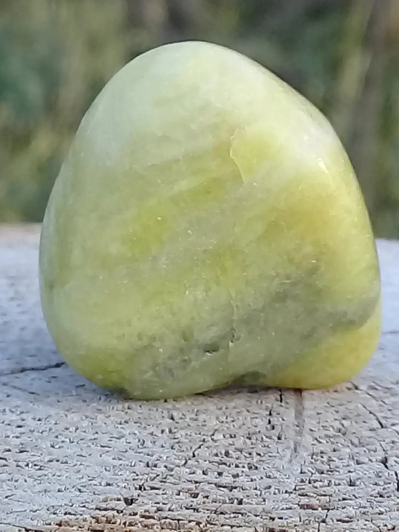 Load image into Gallery viewer, Healerite Serpentine pierre roulée Grade A+++ (Très rare) Healerite Serpentine pierre roulée
