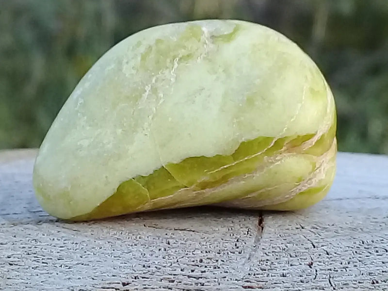 Load image into Gallery viewer, Healerite Serpentine pierre roulée Grade A+++ (Très rare) Healerite Serpentine pierre roulée
