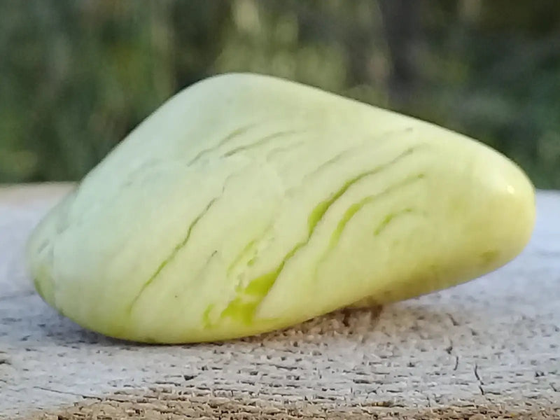 Load image into Gallery viewer, Healerite Serpentine pierre roulée Grade A+++ (Très rare) Healerite Serpentine pierre roulée
