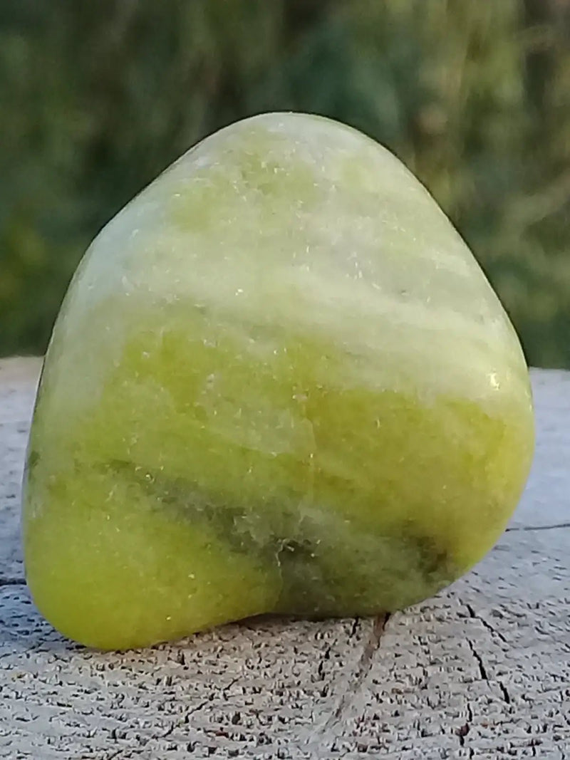 Load image into Gallery viewer, Healerite Serpentine pierre roulée Grade A+++ (Très rare) Healerite Serpentine pierre roulée
