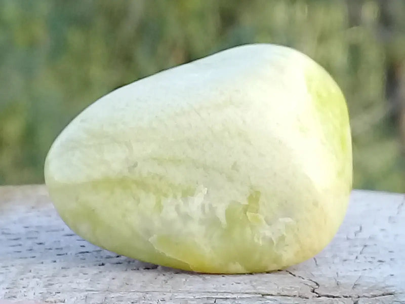 Load image into Gallery viewer, Healerite Serpentine pierre roulée Grade A +++ (Très Rare) Healerite Serpentine pierre roulée
