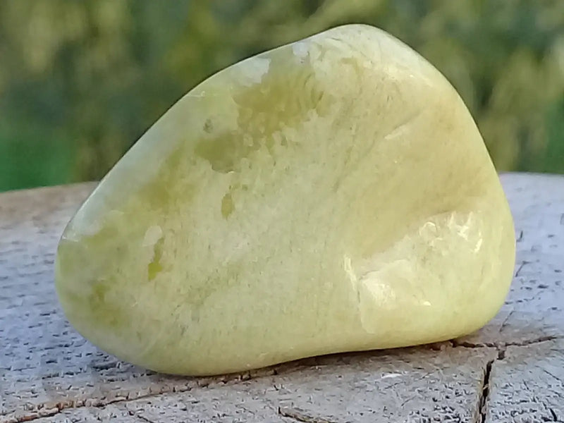 Load image into Gallery viewer, Healerite Serpentine pierre roulée Grade A +++ (Très Rare) Healerite Serpentine pierre roulée
