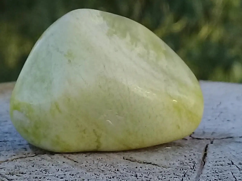 Load image into Gallery viewer, Healerite Serpentine pierre roulée Grade A +++ (Très Rare) Healerite Serpentine pierre roulée
