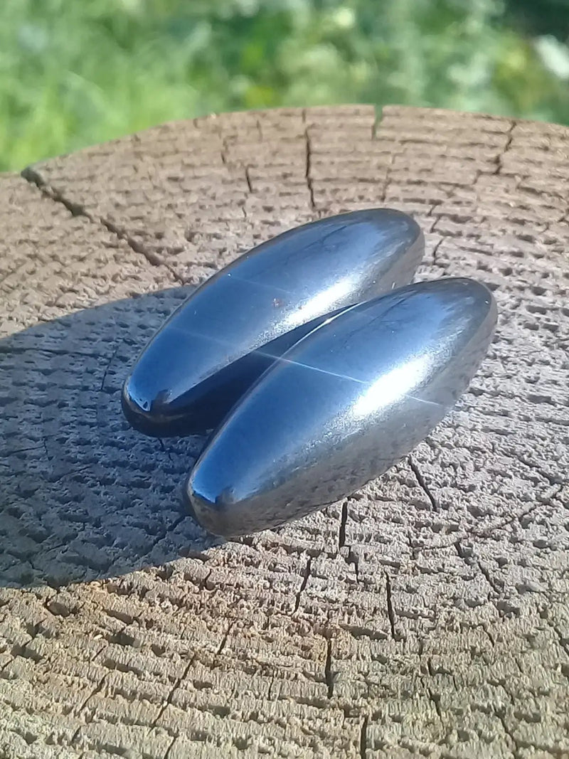 Load image into Gallery viewer, Hématites aimantées petit format 3,7cm x 1,3cm (la paire) Grade A ++++ Hématites aimantées (paire)
