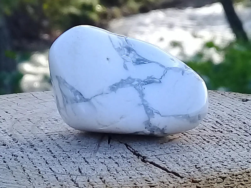 Load image into Gallery viewer, Howlite pierre roulée Grade A ++++
