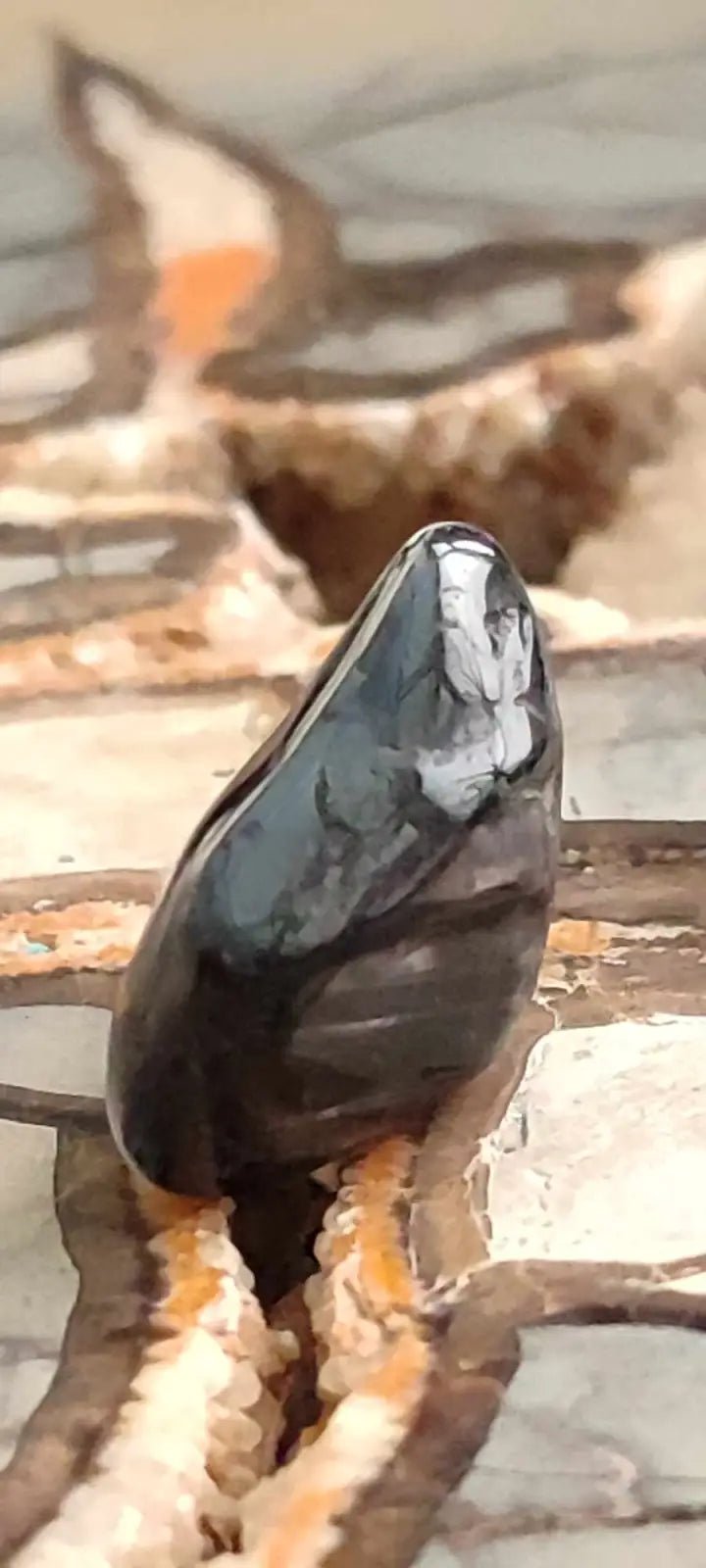 Chargez l&#39;image dans la visionneuse de la galerie, Hypersthène du Brésil pierre roulée Grade A++++ Hypersthène pierre roulée
