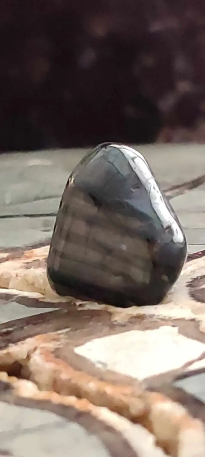 Chargez l&#39;image dans la visionneuse de la galerie, Hypersthène du Brésil pierre roulée Grade A++++ Hypersthène pierre roulée
