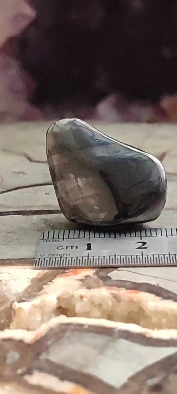 Chargez l&#39;image dans la visionneuse de la galerie, Hypersthène du Brésil pierre roulée Grade A++++ Hypersthène pierre roulée
