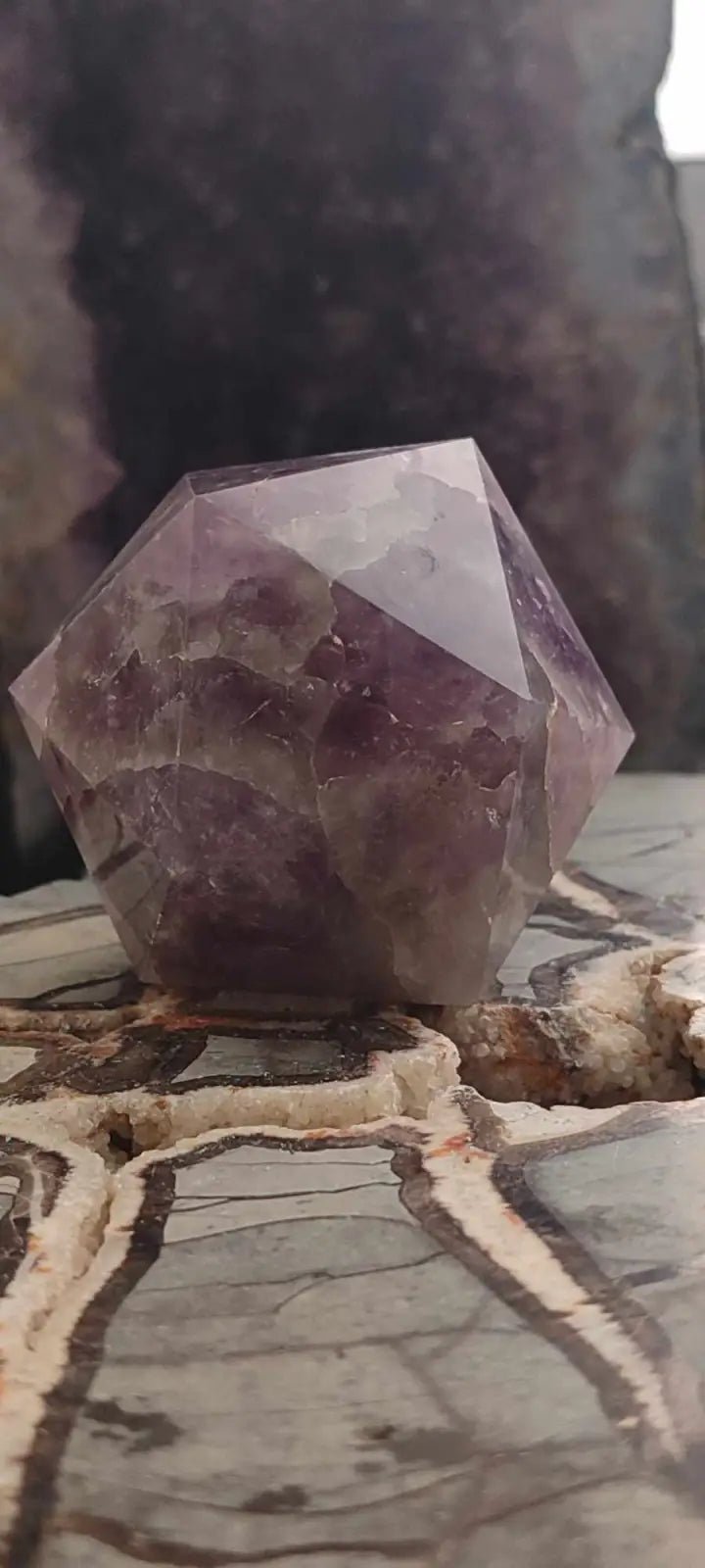 Load image into Gallery viewer, Icosaèdre d’améthyste du Brésil Grade A++++ Icosaèdre d’améthyste
