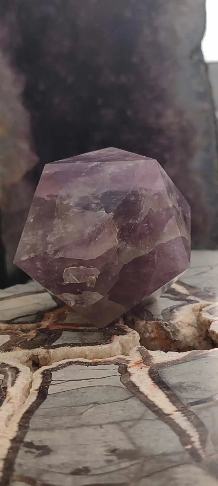 Load image into Gallery viewer, Icosaèdre d’améthyste du Brésil Grade A++++ Icosaèdre d’améthyste
