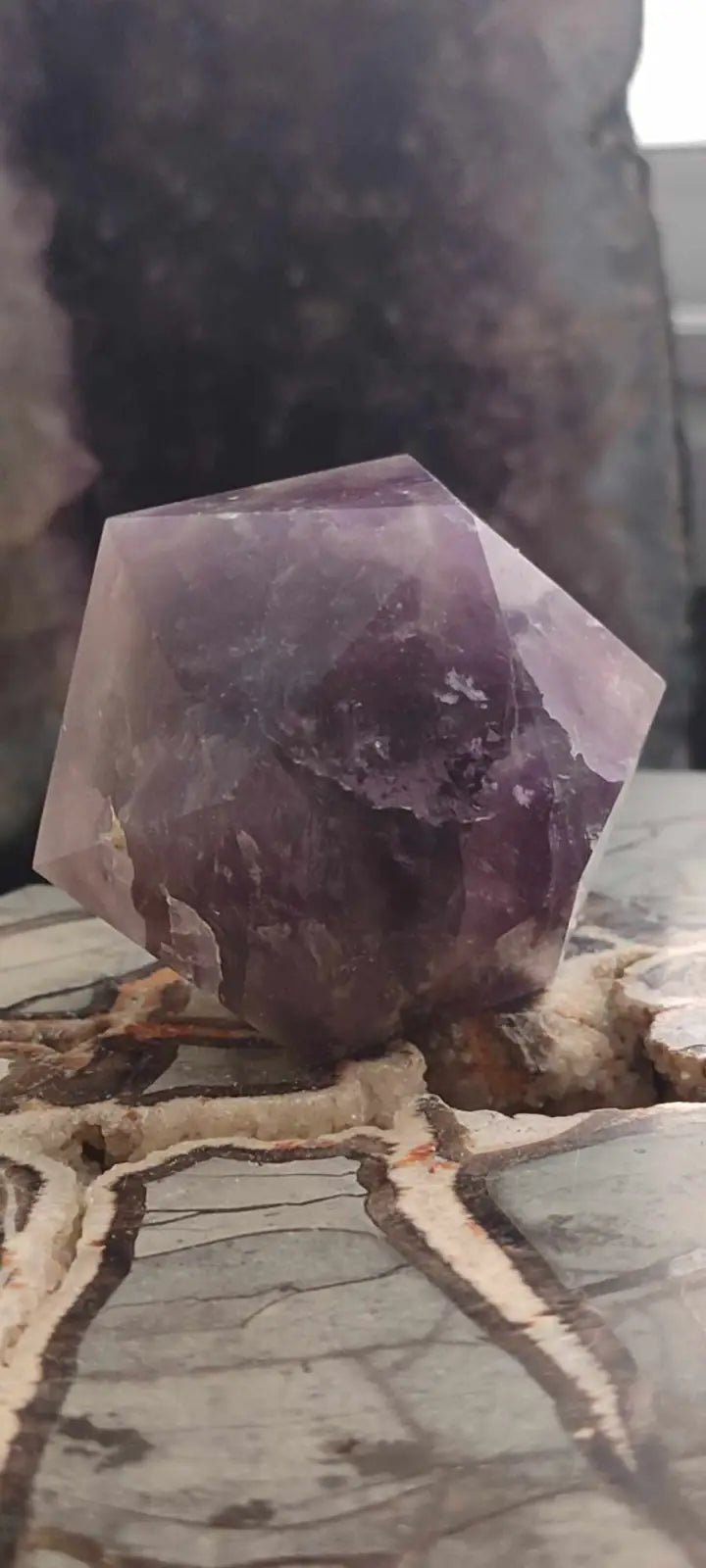 Load image into Gallery viewer, Icosaèdre d’améthyste du Brésil Grade A++++ Icosaèdre d’améthyste
