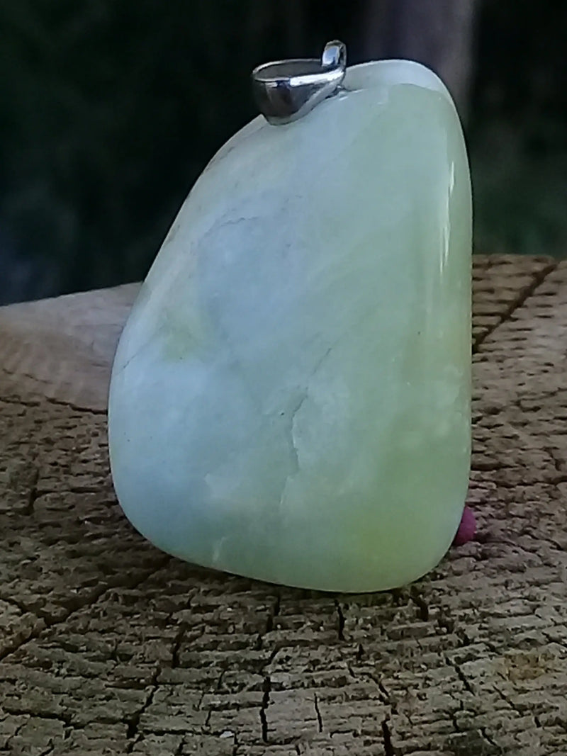 Load image into Gallery viewer, Jade de Chine ( Véritable) pendentif Grade A++++ Fourni avec son cordon Jade de Chine (Véritable) pendentif Dans la besace du p&#39;tit Poucet   

