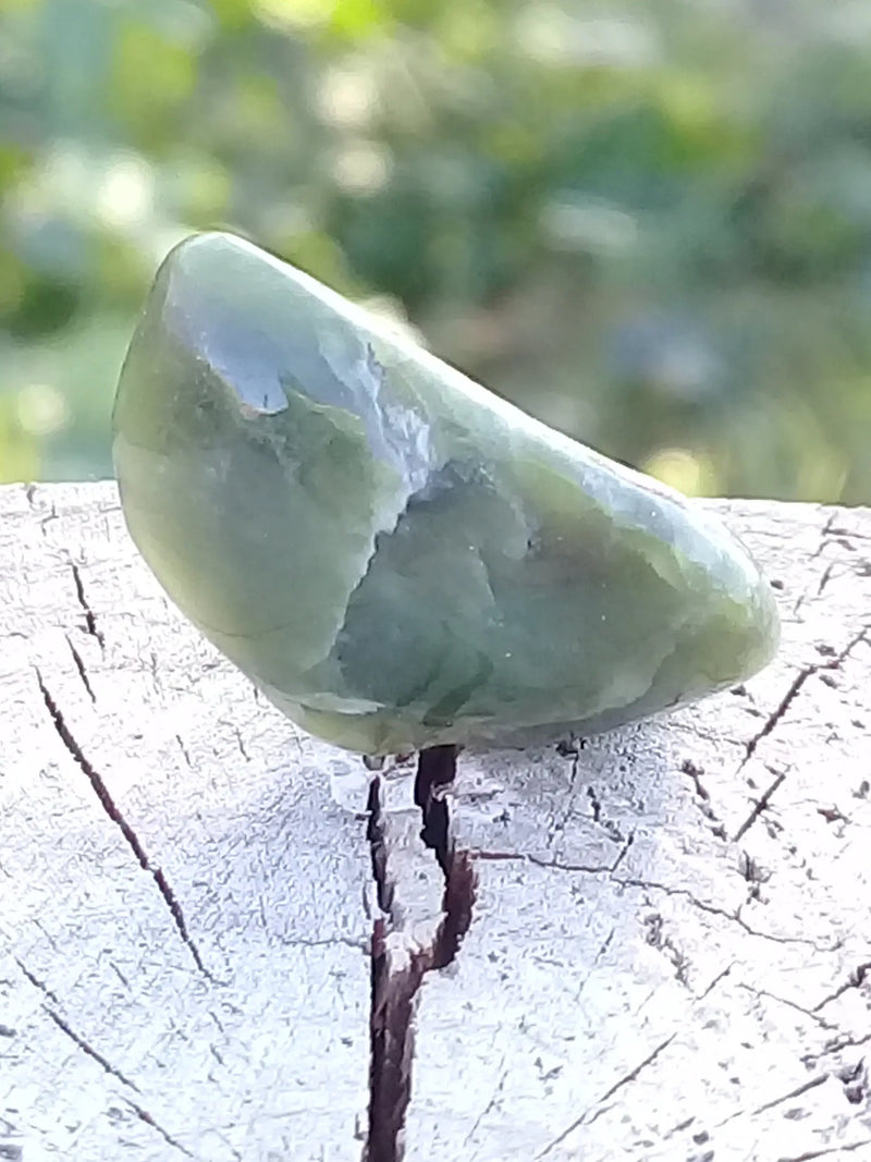 Load image into Gallery viewer, Jade Néphrite de Birmanie pierre roulée Grade A++++ Jade Néphrite de Birmanie pierre roulée Dans la besace du p&#39;tit Poucet   
