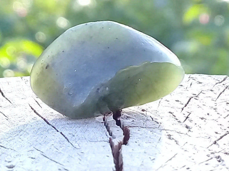 Cargue la imagen en el visor de la galería, Jade Néphrite de Birmanie pierre roulée Grade A++++ Jade néphrite de Birmanie pierre roulée Dans la besace du p&#39;tit Poucet   
