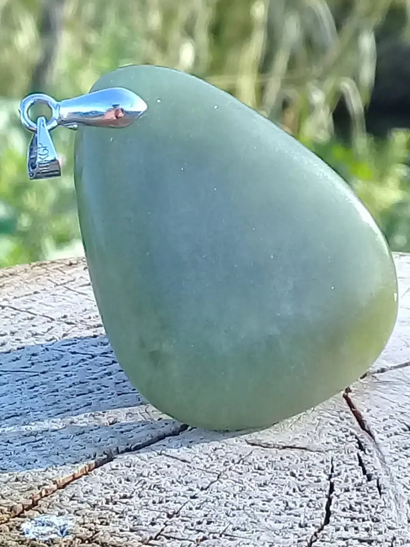 Load image into Gallery viewer, Jade Serpentine pendentif Grade A++++ Fourni avec son cordon Jade Serpentine pendentif
