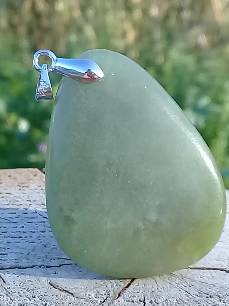 Load image into Gallery viewer, Jade Serpentine pendentif Grade A++++ Fourni avec son cordon Jade Serpentine pendentif
