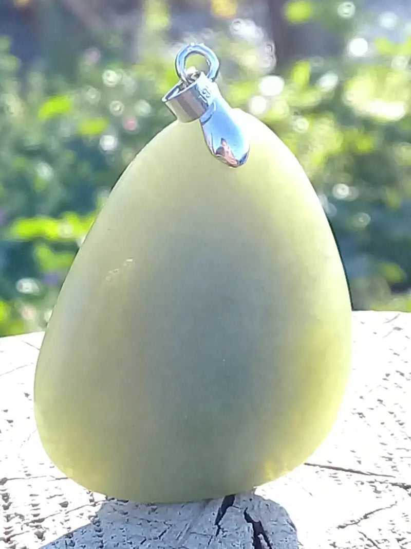 Chargez l'image dans la visionneuse de la galerie, Jade Serpentine pendentif Grade A++++ Fourni avec son cordon Jade Serpentine pendentif
