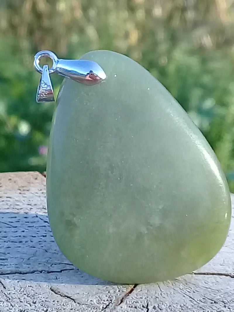 Load image into Gallery viewer, Jade Serpentine pendentif Grade A++++ Fourni avec son cordon Jade Serpentine pendentif

