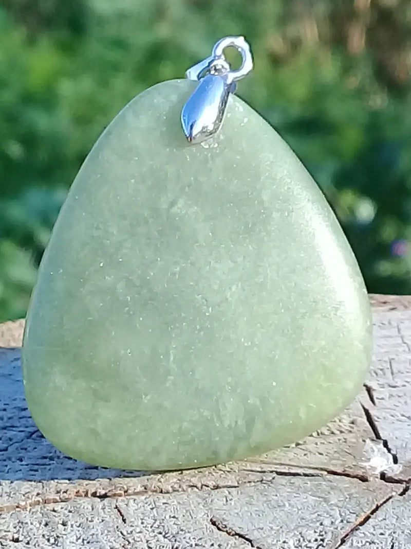 Load image into Gallery viewer, Jade Serpentine pendentif Grade A++++ Fourni avec son cordon Jade Serpentine pendentif

