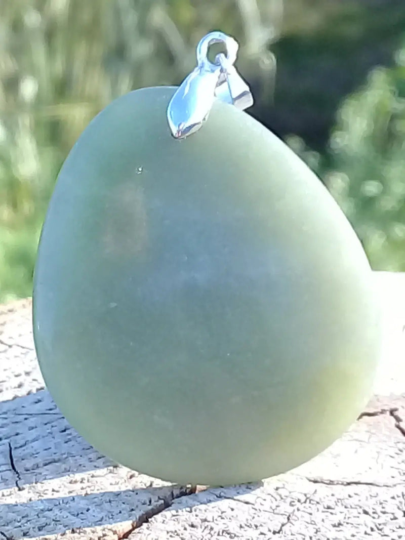 Load image into Gallery viewer, Jade Serpentine pendentif Grade A++++ Fourni avec son cordon Jade Serpentine pendentif
