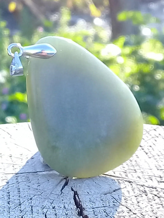 Jade Serpentine pendentif Grade A++++ Fourni avec son cordon Jade Serpentine pendentif Dans la besace du p'tit Poucet   