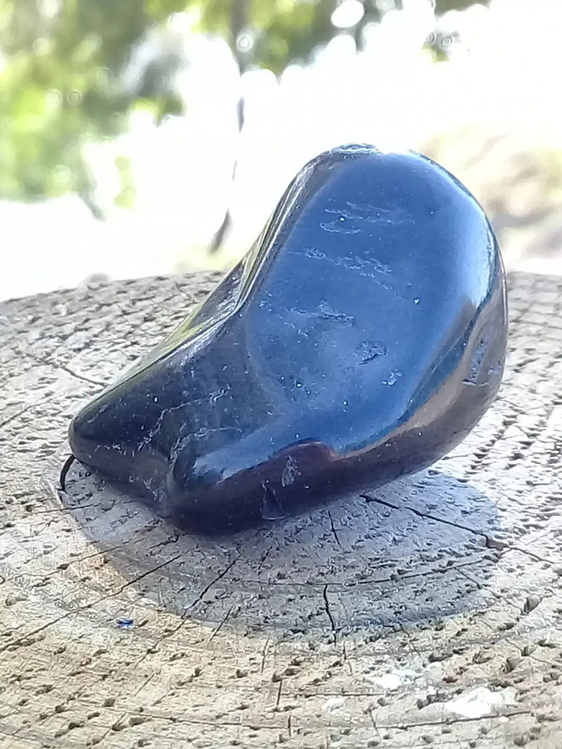 Chargez l&#39;image dans la visionneuse de la galerie, Jais ou Jet d’Angleterre pierre roulée Grade A++++ Jais d’Angleterre pierre roulée
