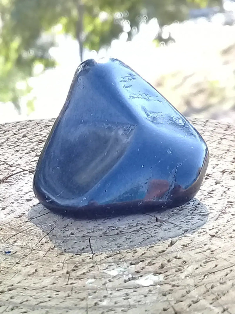 Chargez l&#39;image dans la visionneuse de la galerie, Jais ou Jet d’Angleterre pierre roulée Grade A++++ Jais d’Angleterre pierre roulée
