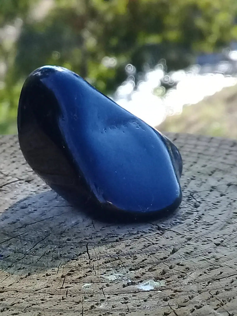 Chargez l&#39;image dans la visionneuse de la galerie, Jais ou Jet d’Angleterre pierre roulée Grade A++++ Jais d’Angleterre pierre roulée
