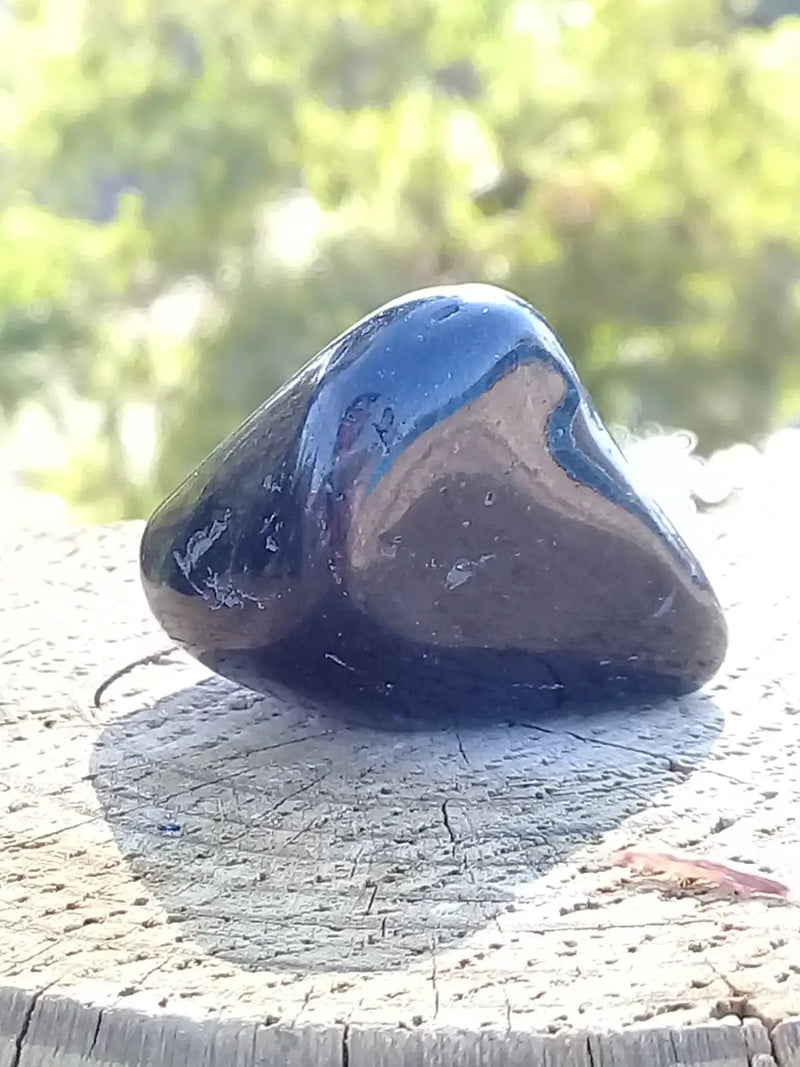 Chargez l&#39;image dans la visionneuse de la galerie, Jais ou Jet d’Angleterre pierre roulée Grade A++++ Jais d’Angleterre pierre roulée
