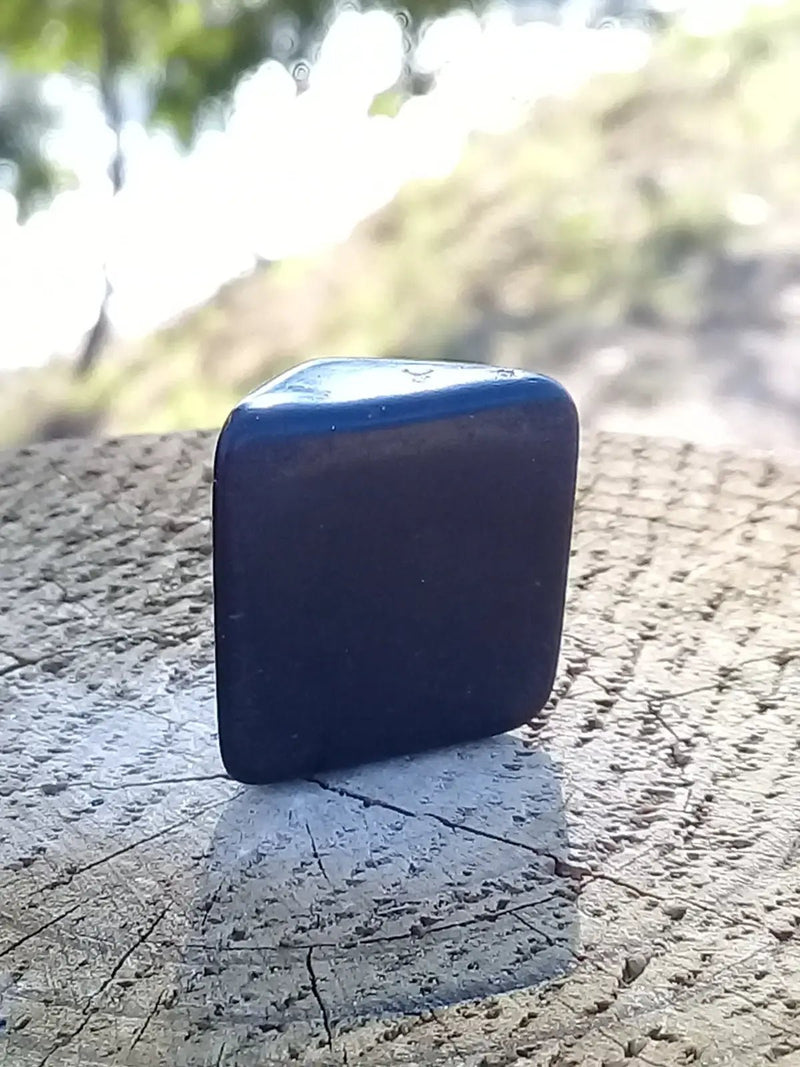 Chargez l&#39;image dans la visionneuse de la galerie, Jais ou Jet d’Angleterre pierre roulée Grade A++++ Jais d’Angleterre pierre roulée
