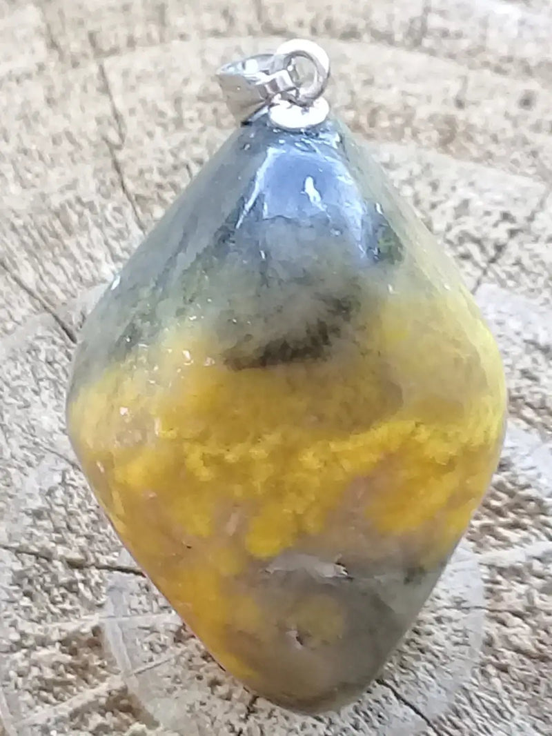 Load image into Gallery viewer, Jaspe Bourdon ou Jaspe Bumble-Bee pendentif Grade A+++ Rare Fourni avec cordon Jaspe Bourdon ou Jaspe Bumble-Bee pendentif
