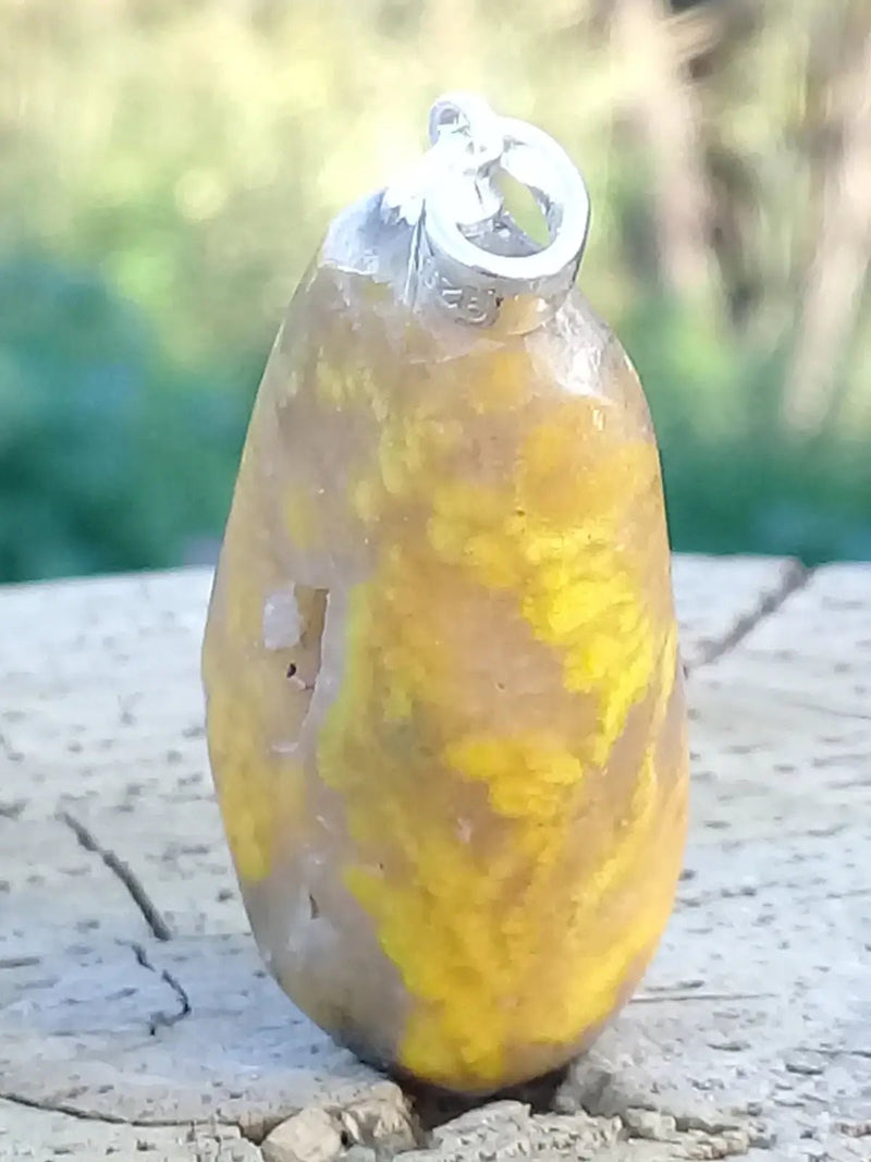 Load image into Gallery viewer, Jaspe Bourdon ou Jaspe Bumble-Bee pendentif Grade A+++ Rare Fourni avec cordon Jaspe Bourdon ou Jaspe Bumble-Bee pendentif
