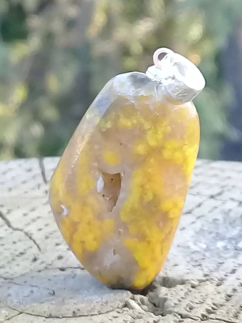 Load image into Gallery viewer, Jaspe Bourdon ou Jaspe Bumble-Bee pendentif Grade A+++ Rare Fourni avec cordon Jaspe Bourdon ou Jaspe Bumble-Bee pendentif
