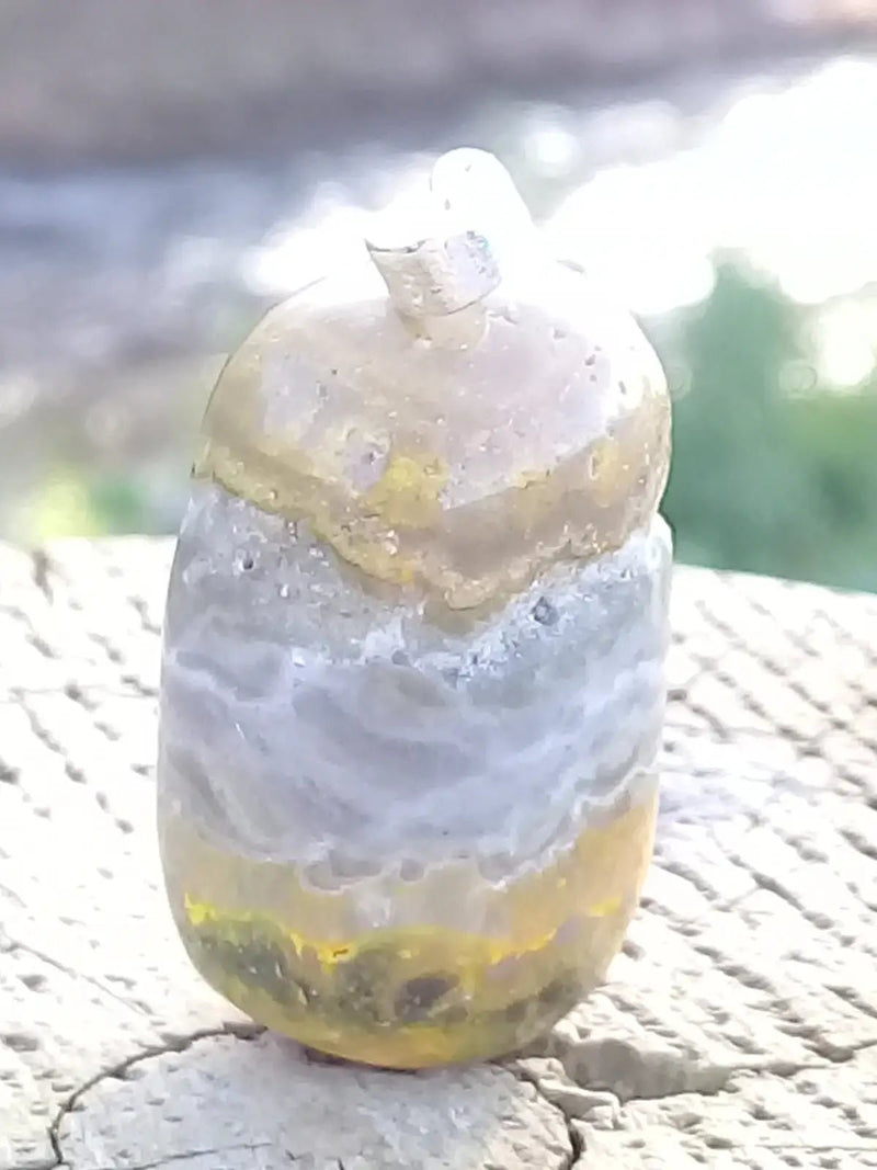 Load image into Gallery viewer, Jaspe Bourdon ou Jaspe Bumble-Bee pendentif Grade A+++ Rare Fourni avec cordon Jaspe Bourdon ou Jaspe Bumble-Bee pendentif
